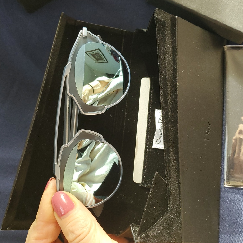 NIB Dior sunglasses In Case With Wiping Cloth And Authentication Card - Picture 11 of 14
